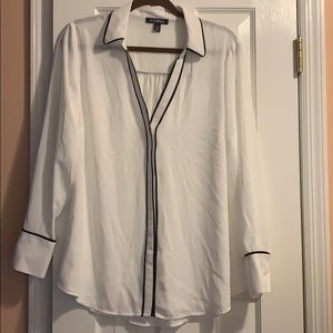 NWOT! Roz & Ali white button blouse w/ black trim